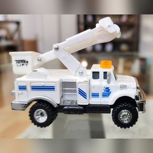 Tonka 2012 Sky Lift Truck 1:55 Die Cast Construction
